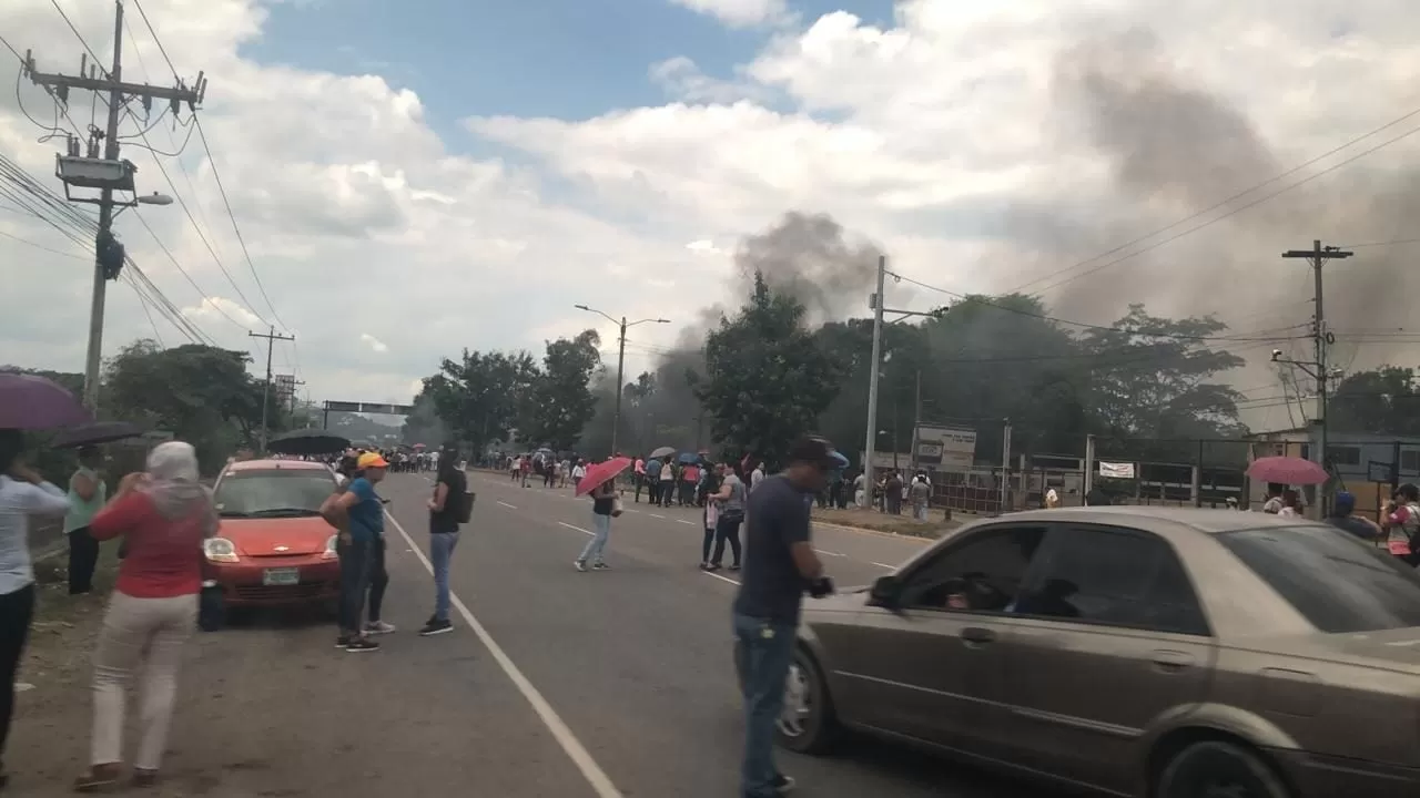 VIDEOS: En Villanueva y en la recta de Yojoa hay tomas de carretera
