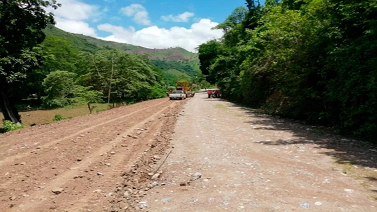 Avanza construcción del tramo carretero hacia Las Cuevas de Talgua 