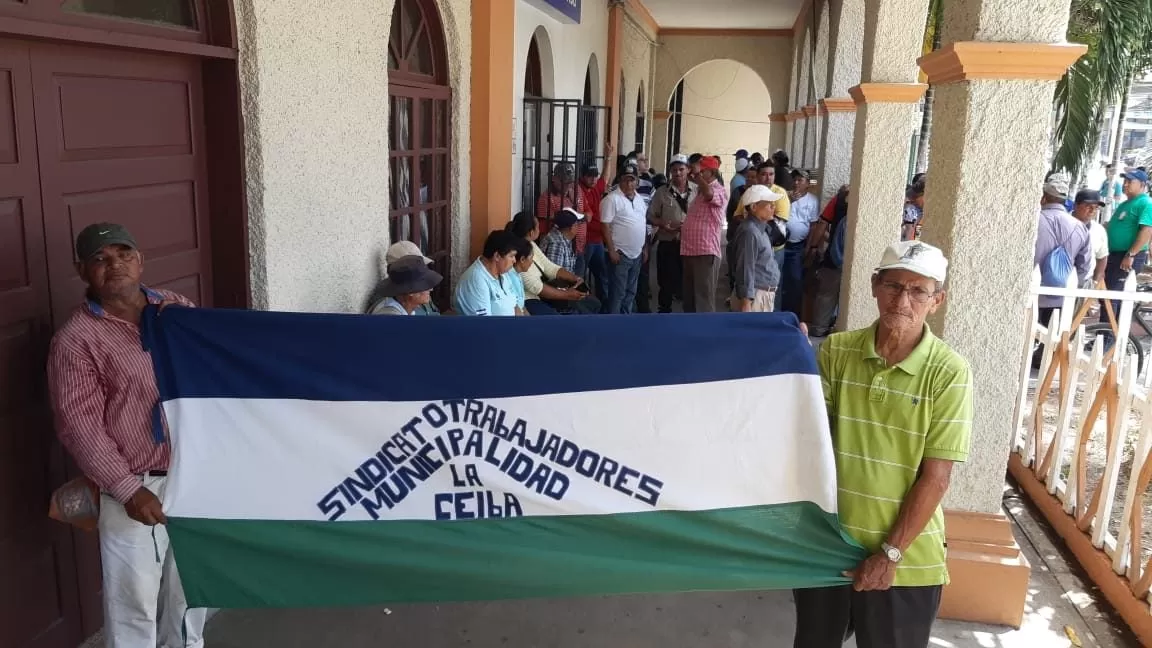 Empleados se toman la municipalidad de La Ceiba 