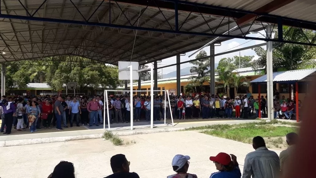 San Pedro Sula: Magisterio reunido en la escuela Soledad Fernández... Amenazan con regresar a las calles