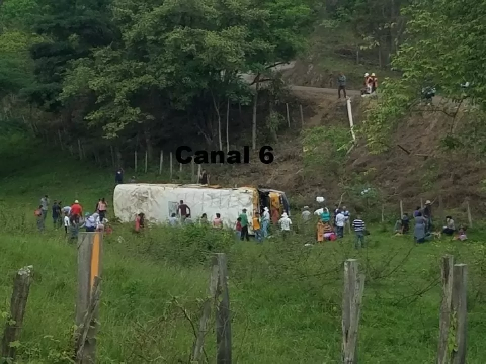 ÚLTIMA HORA: Menor muere y varias personas resultan heridas tras accidente vehicular en Olancho  (Video)