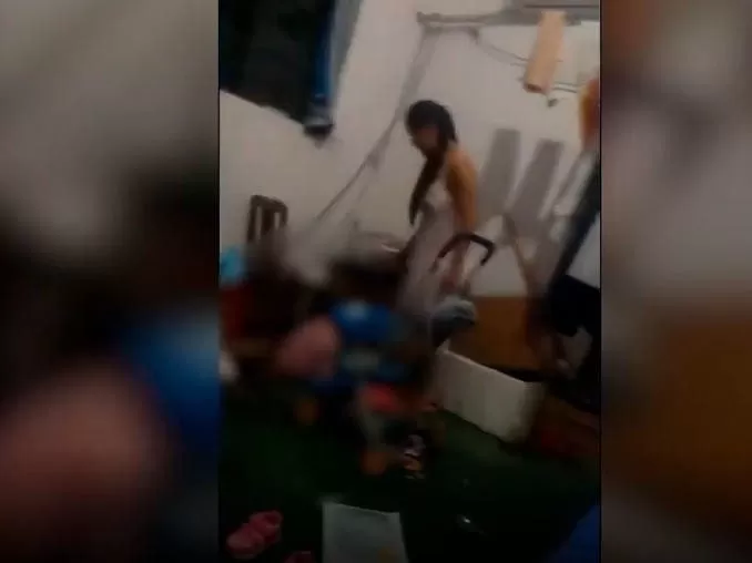 VIDEO: Graban a mujer pateando brutalmente a bebé