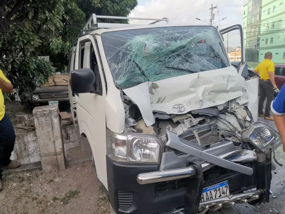 Accidente entre camión repartidor y microbus escolar deja 5 estudiantes heridos (Video)