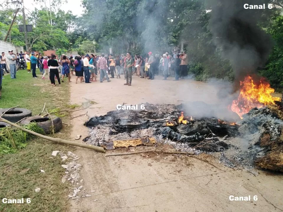 Al menos 300 familias realizan manifestación en la colonia Brisas de la Montaña en Villanueva, Cortés