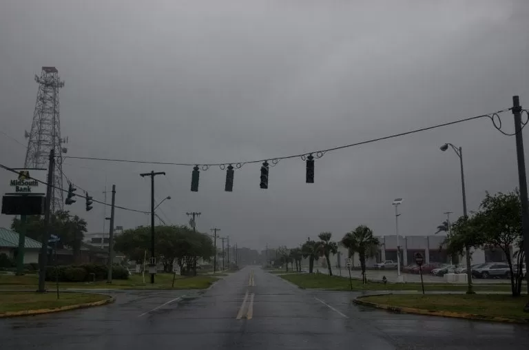 Barry se convierte en huracán a su llegada a Luisiana, EE.UU