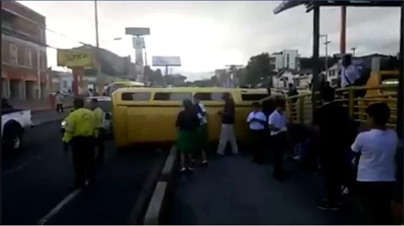 Bus escolar vuelca en el bulevar Suyapa de Tegucigalpa  (Video)