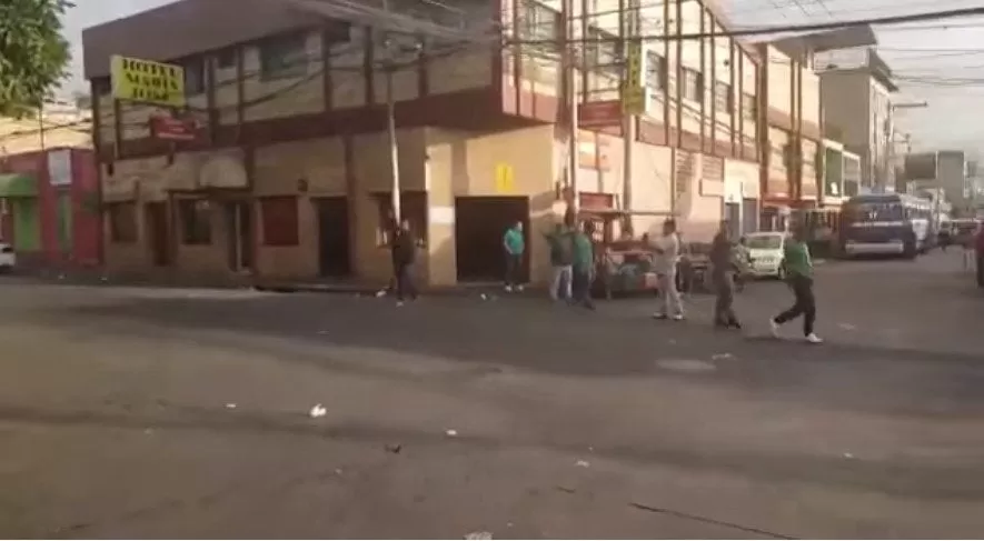 Empresas del transporte de Tegucigalpa amanecen custodiadas por policías (Video)