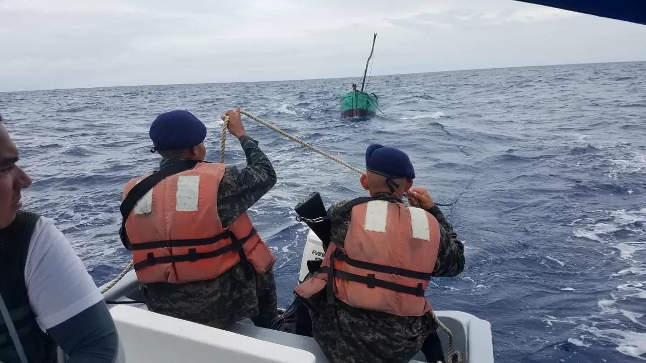 Fuerza Naval rescata a dos hondureños luego de quedar a la deriva en Guanaja