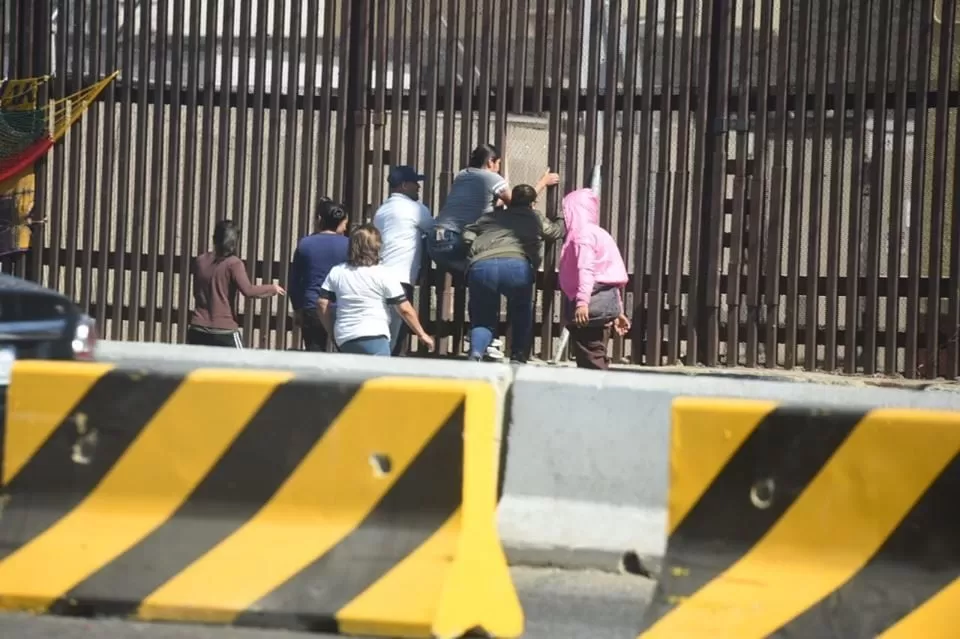 Grupo de migrantes cortan cerco fronterizo para cruzar a EE.UU.