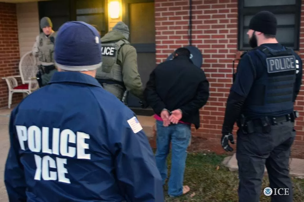 ICE revela que arrestó a 934 inmigrantes indocumentados en todo el país