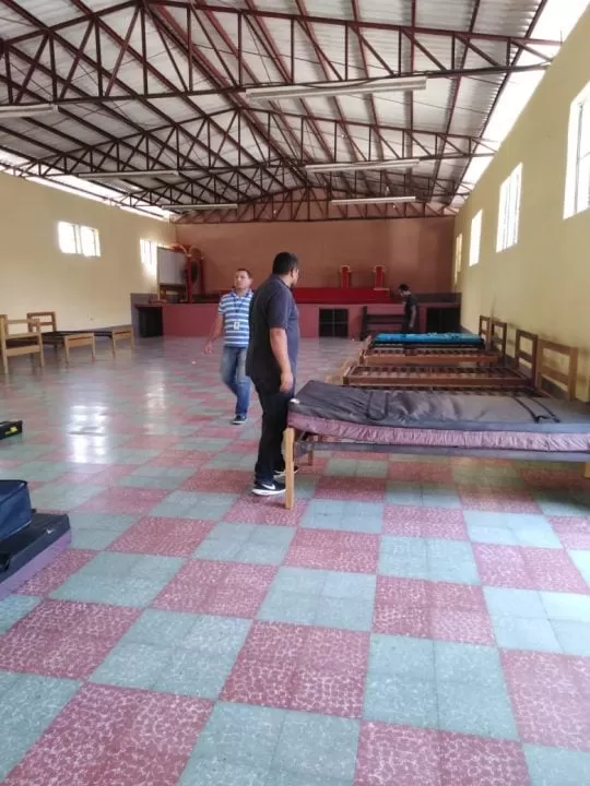 La Paz: Por falta de espacio físico en el hospital Roberto Suazo Cordova, habilitan el salón parroquial para atender a pacientes con dengue