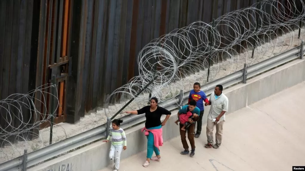 Migrantes cruzan ansiosos a EE.UU. tratando de evitar reglas de asilo de Trump