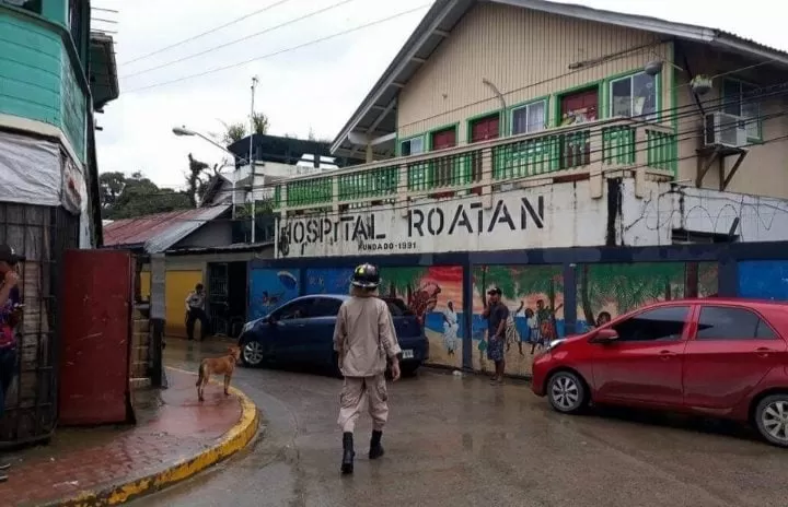 Pobladores denuncian falta de médicos en el hospital público de Roatán