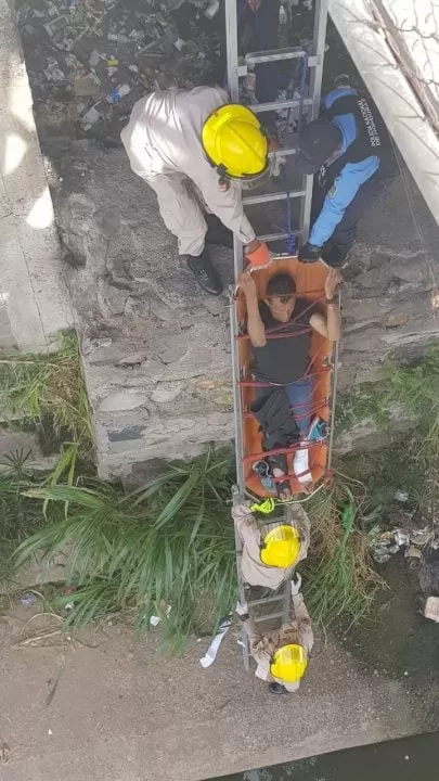 Rescatan a un hombre que sufrió caída de aproximadamente 3 metros de altura en Comayagüela