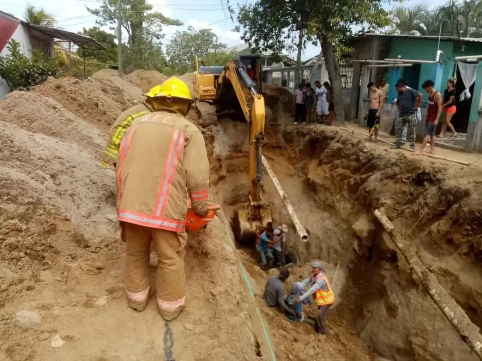 ÚLTIMA HORA: Bomberos logran rescatar a trabajadores soterrados en Choloma, Cortés (Video)