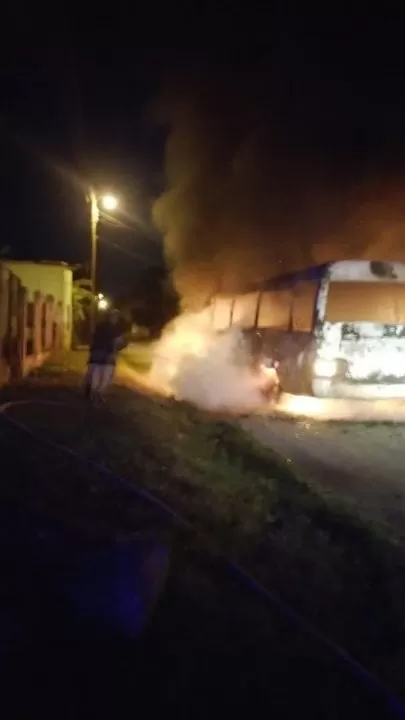 Bús Impala se incendia en el sector Rivera Hernández, San Pedro Sula