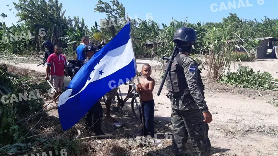 Con bandera en mano niño hondureño interviene para no ser desalojado en la colonia La Esperanza en La Ceiba  (Video)