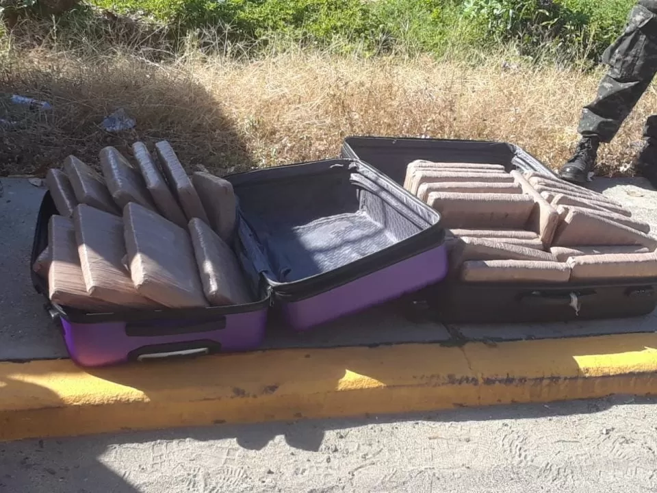 Dentro de bus encuentran supuesta cocaína en Omoa, Cortés