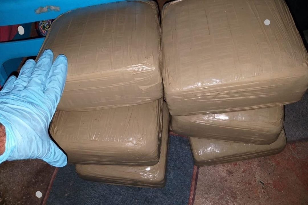 Incautan 6 paquetes de supuesta droga en una Operación de Impacto durante la Semana Agostina en Roatán (Video)