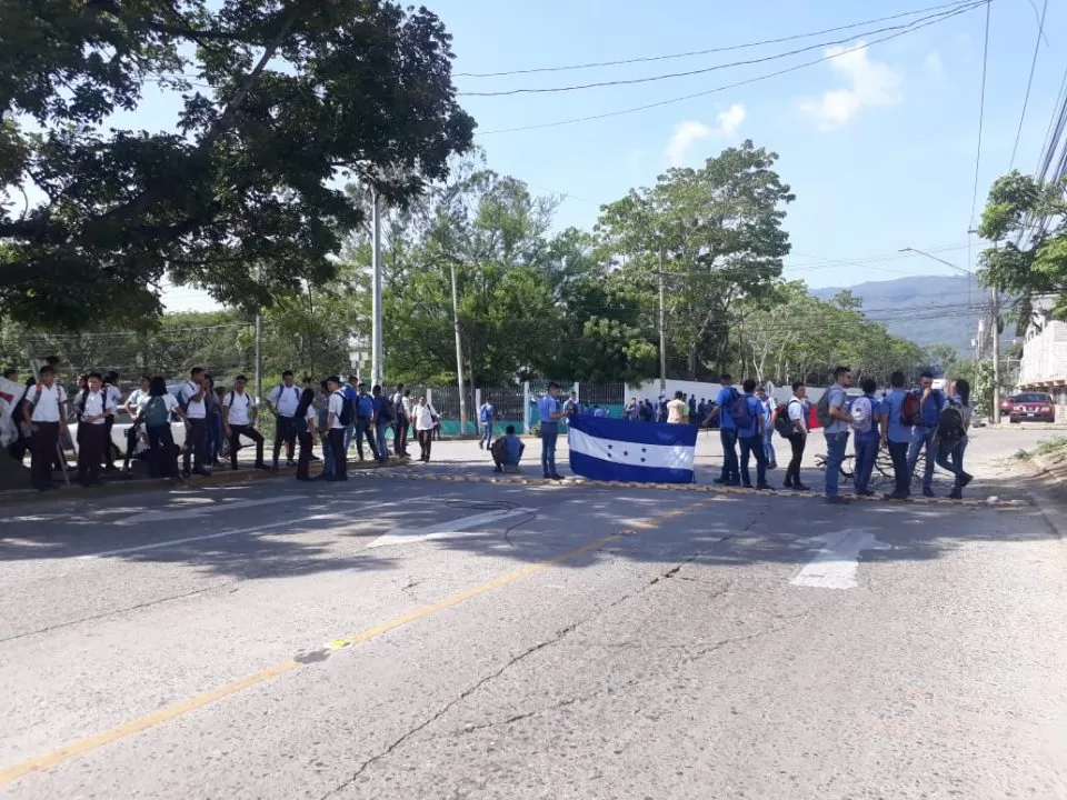 San Pedro Sula: Bloqueada la avenida Nueva Orleans por los estudiantes del Instituto Técnico Hondureño Alemán 