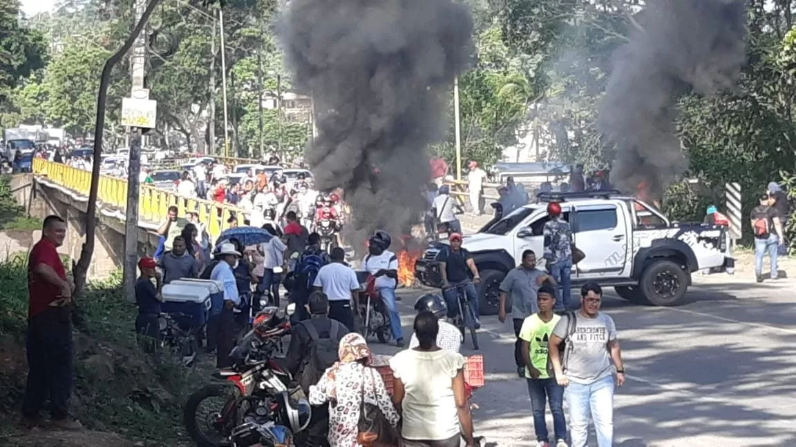 ÚLTIMA HORA: Policías y alumnos se enfrentan tras protesta en el río Danto en La Ceiba (Video)