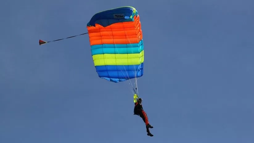 Una mujer sobrevive a una caída de más de 1.500 metros luego de que sus paracaídas no se abriera
