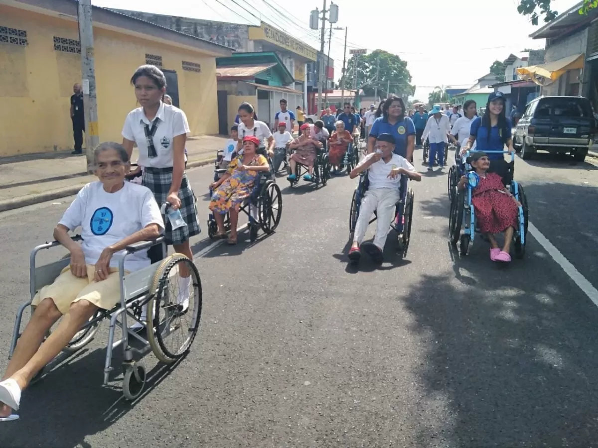 Asilo de ancianos Perpetuo Socorro realizan desfile en la 13 calle de San Pedro Sula (Video)