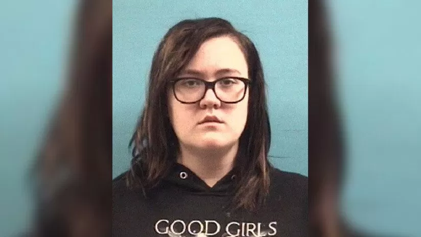 Detienen a una profesora de una escuela secundaria de EE.UU. por mantener relaciones sexuales con un alumno
