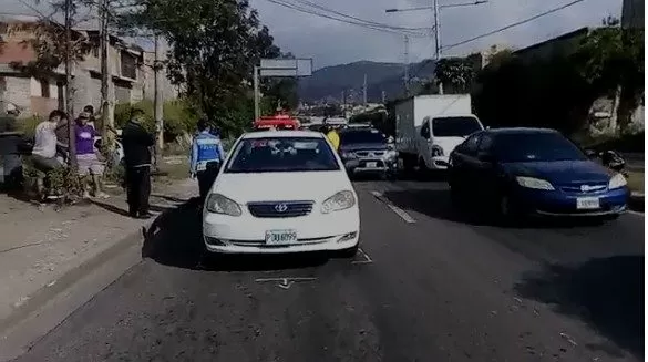 Motociclista se estrella contra vehículo turismo en Tegucigalpa (Video)