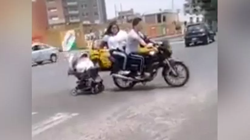 VIDEO: Una pareja en moto remolca un cochecito de bebé por la carretera
