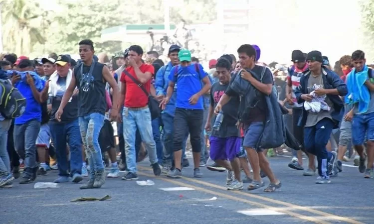 Con gas lacrimógeno frenan a 2 mil migrantes que avanzaban a Tapachula