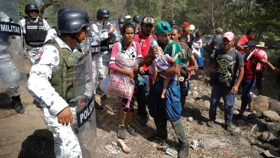 México detiene a 800 migrantes centroamericanos en la frontera sur
