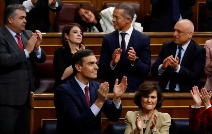 Pedro Sánchez ganó la votación por dos votos en España