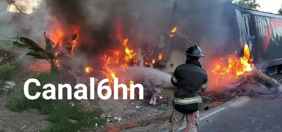 #ÚltimaHora/ Contenedores se prenden en llamas en Santa Cruz de Yojoa