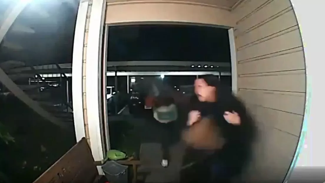 Una mujer sufre un violento robo a mano armada en la entrada de su propia casa en EE.UU.