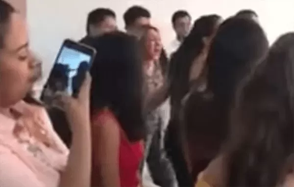 VIDEO: Mujer interrumpe la boda de su ex entre llanto y gritos