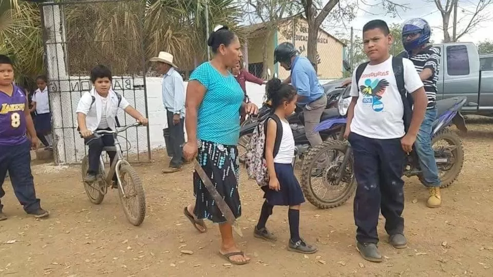 Con machetes llegan padres a traer sus hijos a la escuela en Olancho