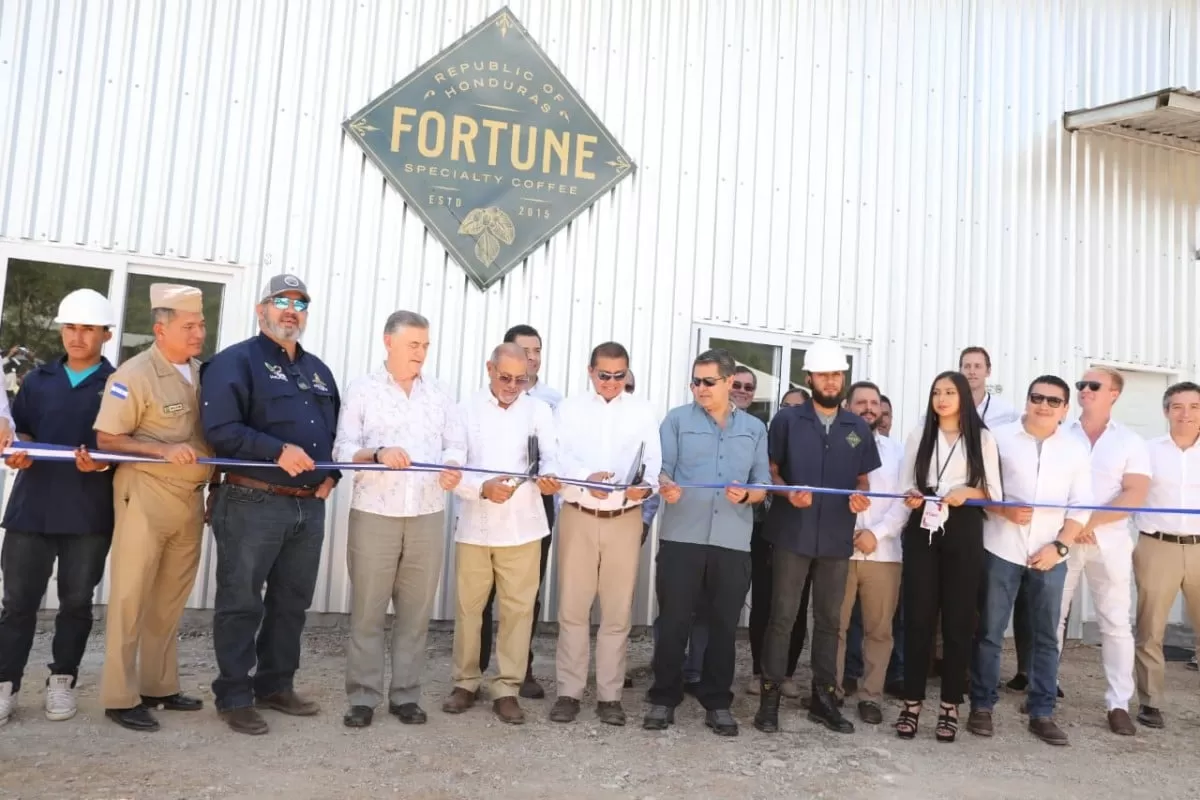 Presidente Hernández inaugura planta de alta tecnología para procesamiento de café