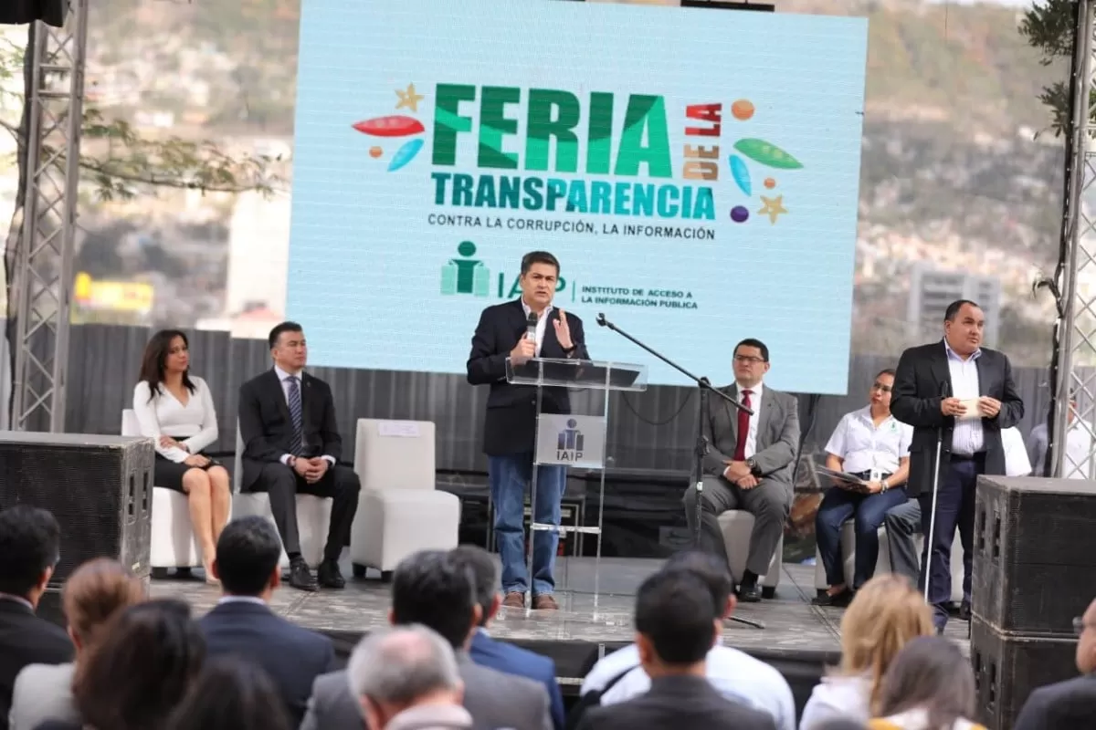 Presidente Hernández participa en Feria de la Transparencia del IAIP