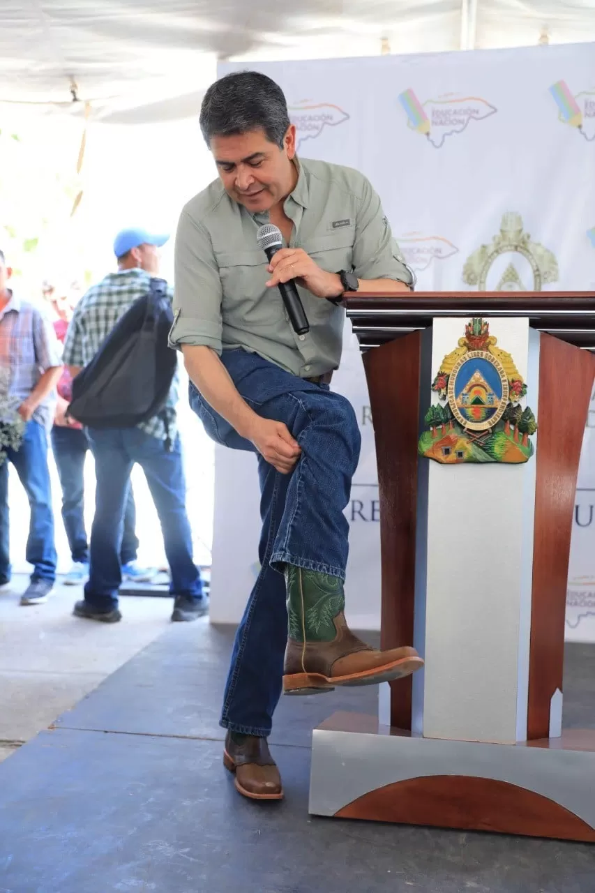 Presidente Hernández sigue apoyando a productores de calzado hondureño
