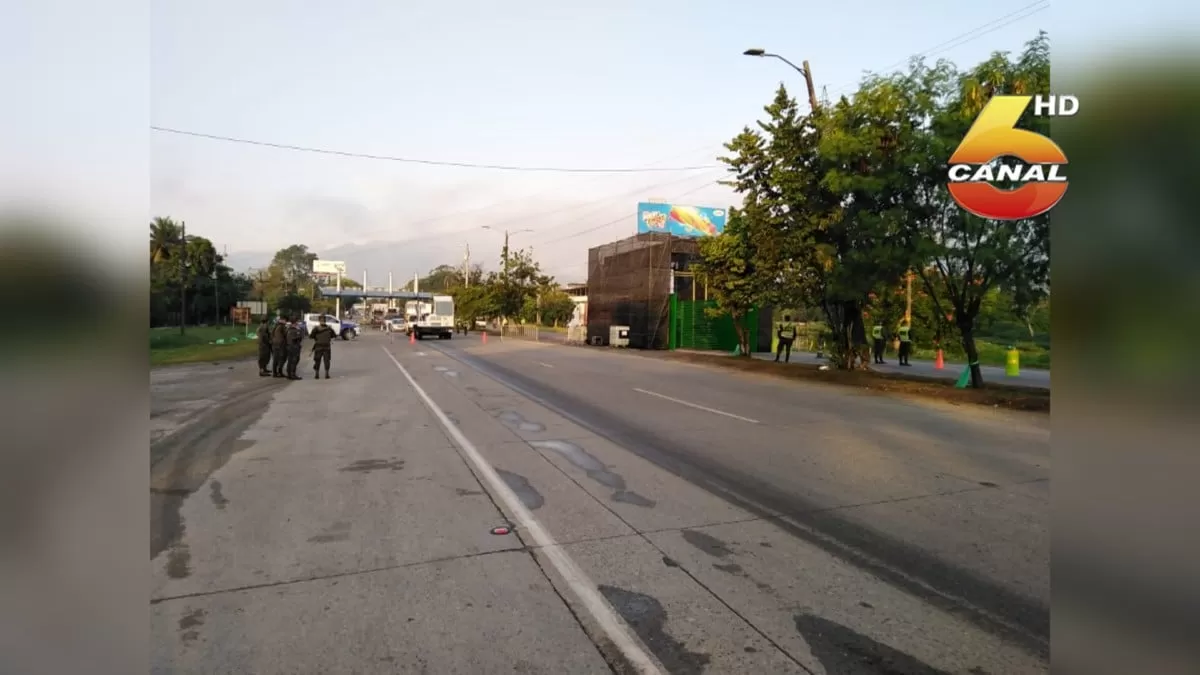 Continúa la fumigación de vehículos en San Pedro Sula