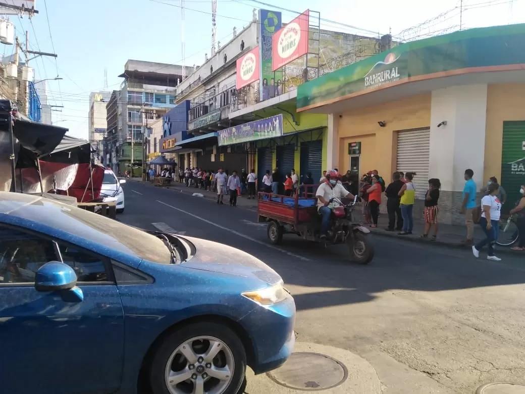 Largas filas en las afueras de los bancos en San Pedro Sula