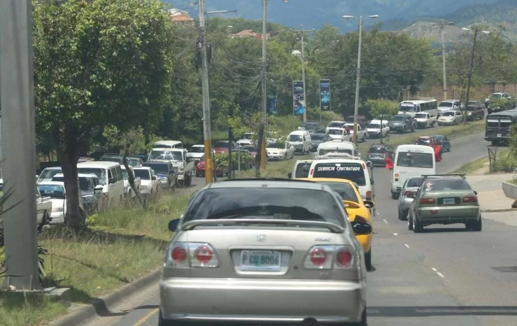 Tráfico pesado en Tegucigalpa a pesar de toque de queda
