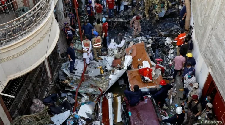 Avión con unas 99 personas se estrella en una calle de Pakistán