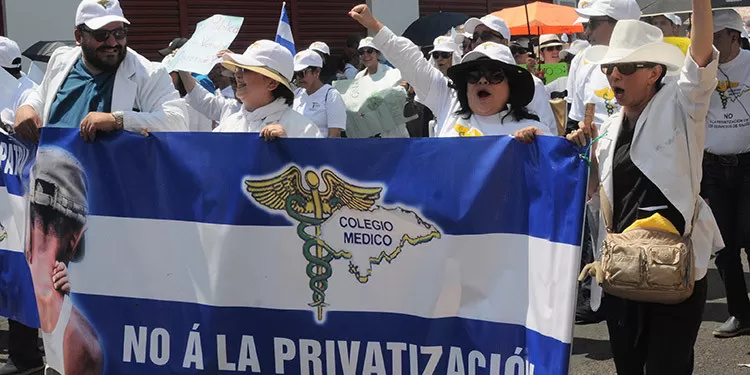 Coalición de Médicos arremete contra la Presidenta del Colegio Médico, Suyapa Figueroa