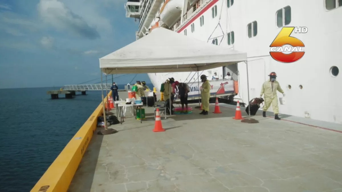 Con medidas de bioseguridad inician desembarque de marinos en Roatán, Islas de la Bahía