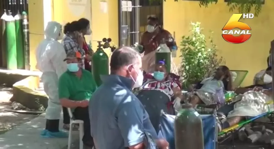 Inhumano: Bajo un árbol pacientes con sospecha de covid reciben atención en Choluteca 