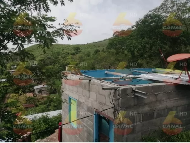 Techo de una vivienda se desprende tras fuertes lluvias en Villanueva, Cortés 