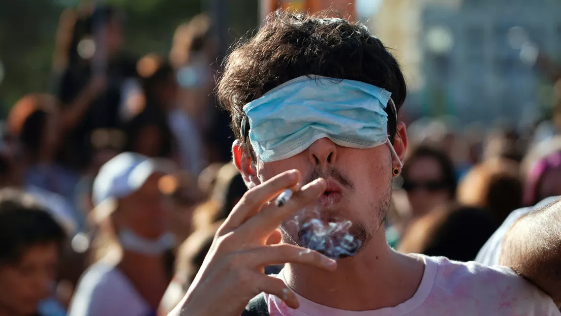 Juez de Madrid tumba la prohibición de fumar en la calle si no hay distancia de seguridad