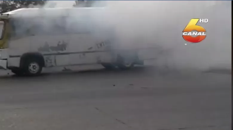 Última Hora: Lanzan bomba lacrimógena a un bus en Choloma, Cortés